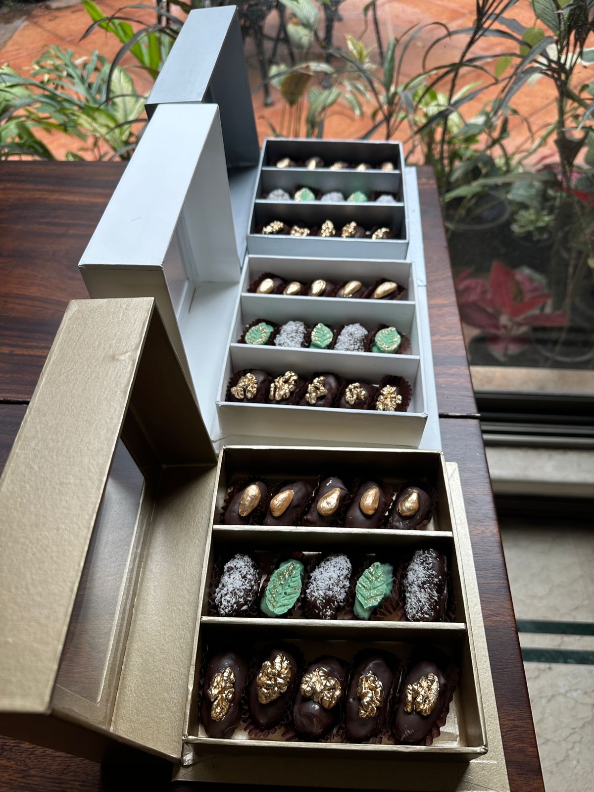 Medium box of 15 assorted dates